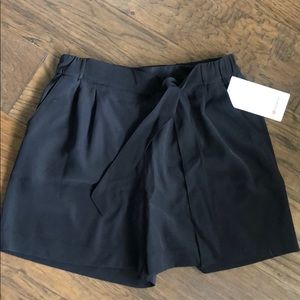 Lululemon Noir Short 5.5” NWT